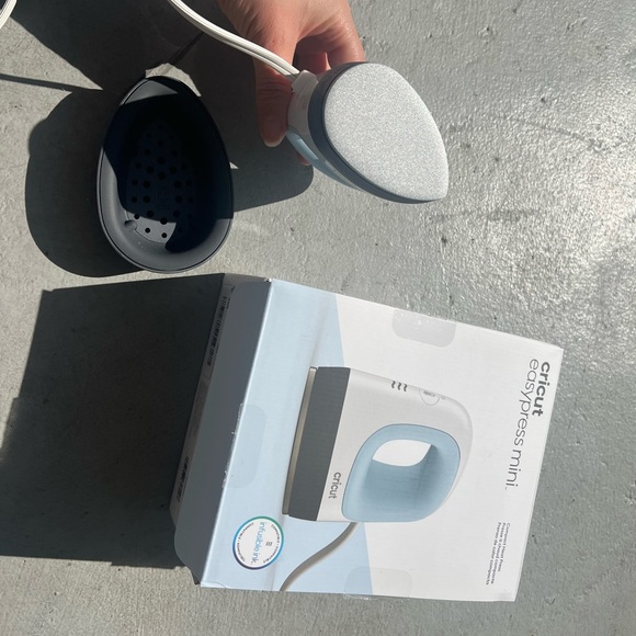 Cricut EasyPress Mini Heat Press for Small Objects - Picture 3 of 4